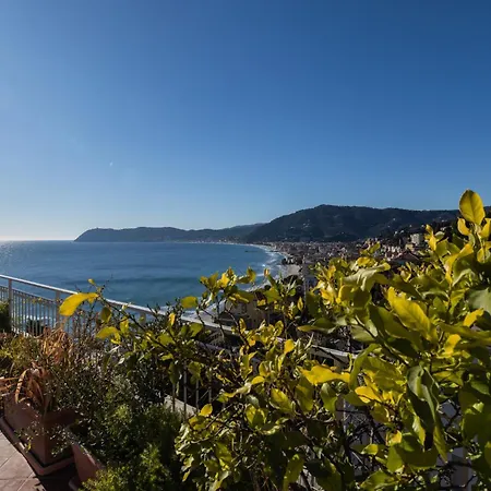 Lägenhet Hostdomus - La Terrazza Sul Mare *
