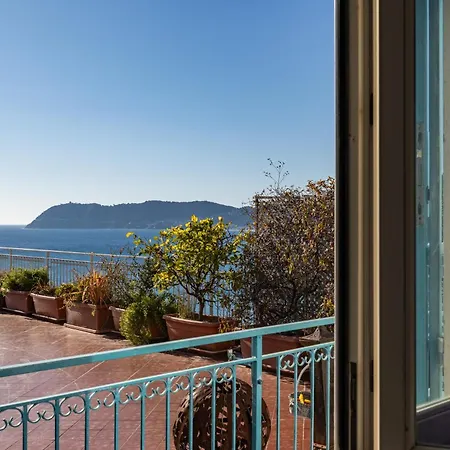 Lägenhet Hostdomus - La Terrazza Sul Mare Alassio