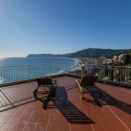 Lägenhet Hostdomus - La Terrazza Sul Mare Alassio